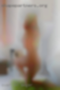 Over 40 women thier shaved pussy swinger.